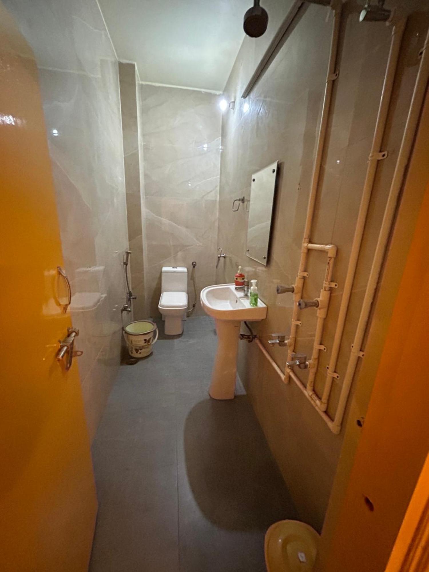 The Yellow House - Couple'S Getaway In Gomti Nagar- 1 Bhk Λάκναου Εξωτερικό φωτογραφία