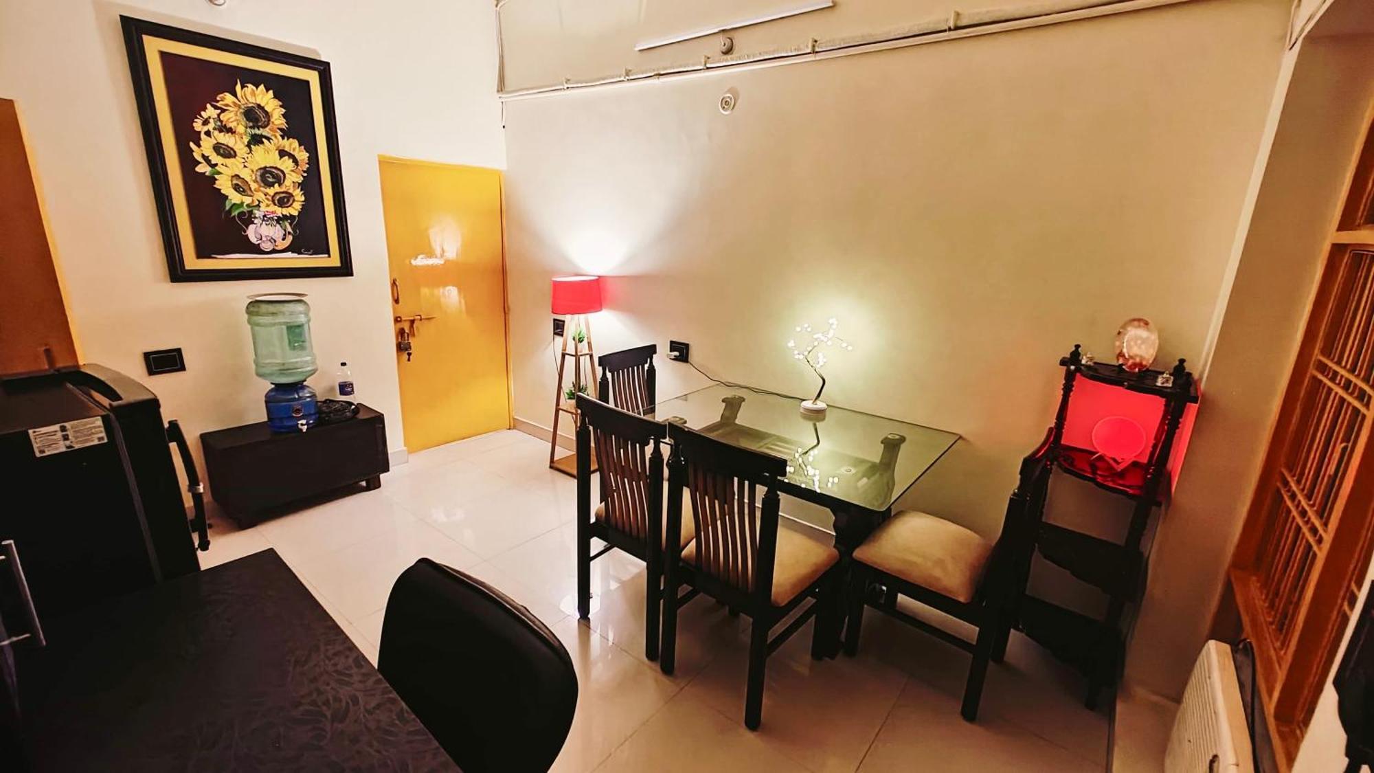 The Yellow House - Couple'S Getaway In Gomti Nagar- 1 Bhk Λάκναου Εξωτερικό φωτογραφία